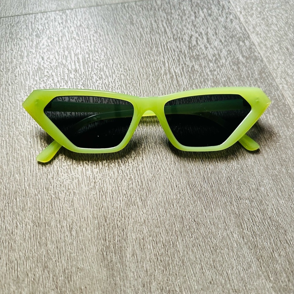 Stylish Green Cat-Eye Sunglasses